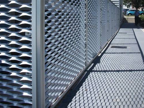 Golden aluminum expanded metal meshes with diamond holes are installed on interior wall.