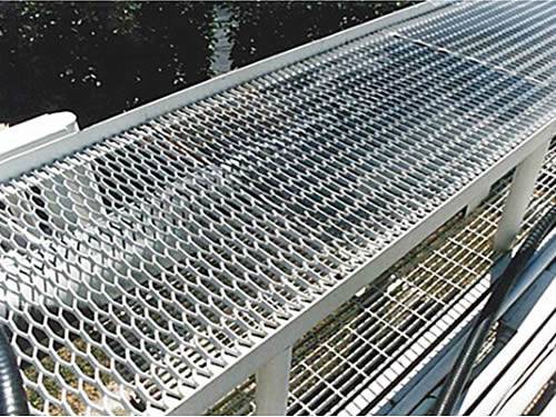 Golden aluminum expanded metal meshes with diamond holes are installed on interior wall.