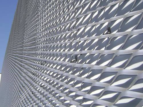 Golden aluminum expanded metal meshes with diamond holes are installed on interior wall.