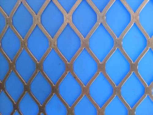 Golden aluminum expanded metal meshes with diamond holes are installed on interior wall.