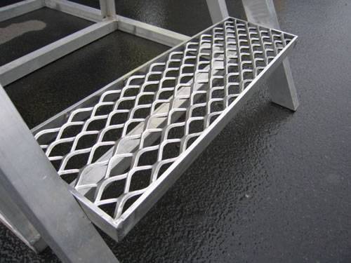  The picture shows different colors and hole shapes aluminum expanded metal facade meshes.
